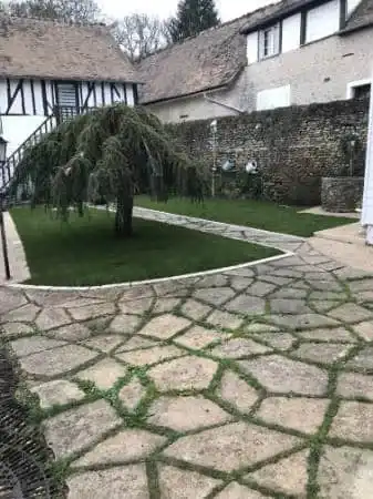 Allee opus incertum maison normande - Parisy Espaces Verts, paysagiste dans l'Eure (27)