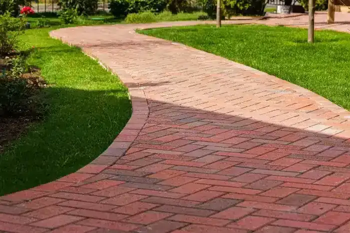 Allee paves brique pelouse - Parisy Espaces Verts, paysagiste dans l'Eure (27)