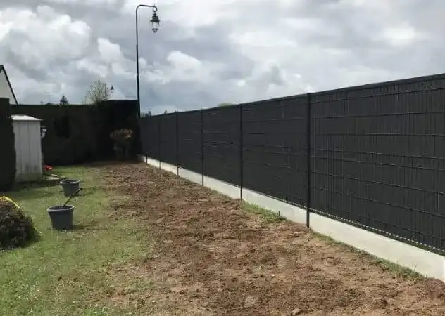 Cloture occultante noire jardin - Parisy Espaces Verts, paysagiste dans l'Eure (27)