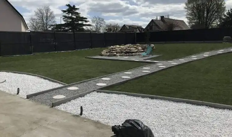 Jardin amenage allee gravier pas japonais - Parisy Espaces Verts, paysagiste dans l'Eure (27)