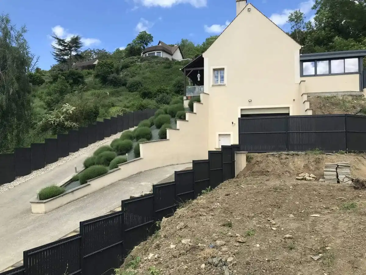 Maison talus cloture topiaires - Parisy Espaces Verts, paysagiste dans l'Eure (27)