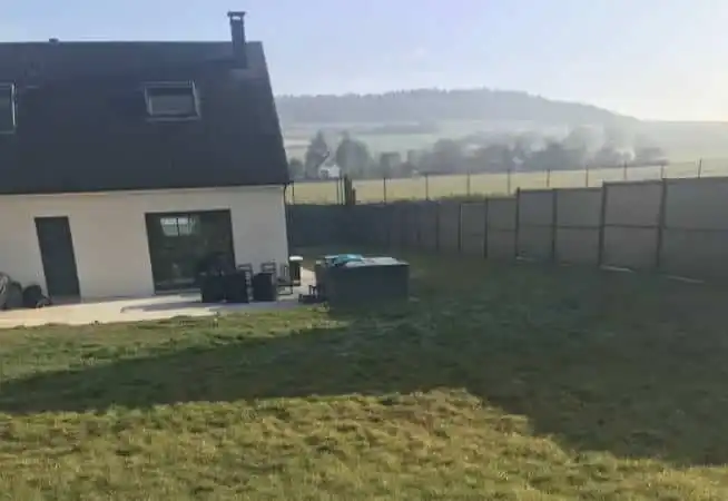 Pelouse neuve cloture occultante - Parisy Espaces Verts, paysagiste dans l'Eure (27)