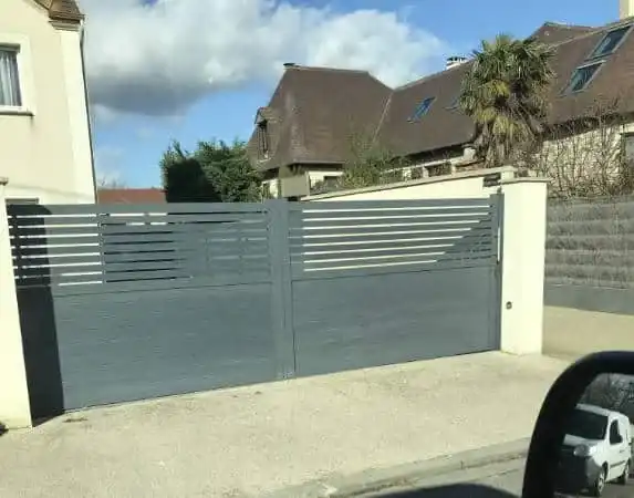 Portail aluminium gris coulissant - Parisy Espaces Verts, paysagiste dans l'Eure (27)