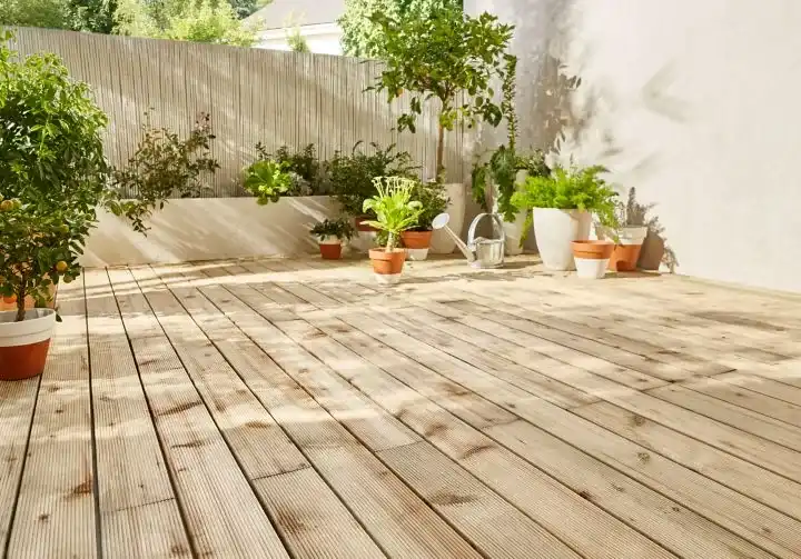 Terrasse bois pots plantes - Parisy Espaces Verts, paysagiste dans l'Eure (27)