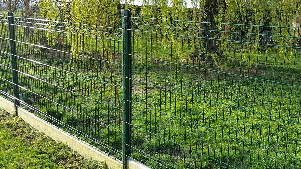 pose d’une clôture grillagée avec charente maçonnnerie